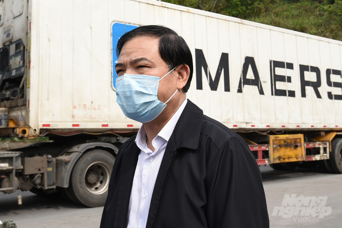 Bộ trưởng NN-PTNT Nguyễn Xuân Cường đưa ra nhóm giải pháp cho tình trạng ùn ứ xe nông sản tại Lạng Sơn. Ảnh: Tùng Đinh.