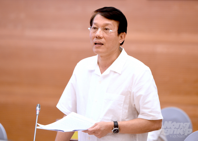 Thứ trưởng Công an Lương Tam Quang trả lời câu hỏi về vụ án CDC Hà Nội khai khống giá mua máy xét nghiệm Covid-19. Ảnh: Tùng Đinh.