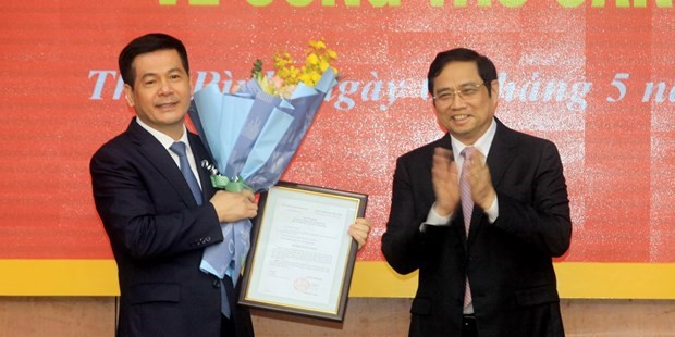 Trưởng Ban Tổ chức TƯ Phạm Minh Chính (phải) trao quyết định của Bộ Chính trị cho ông Nguyễn Hồng Diên. Ảnh: TTXVN.