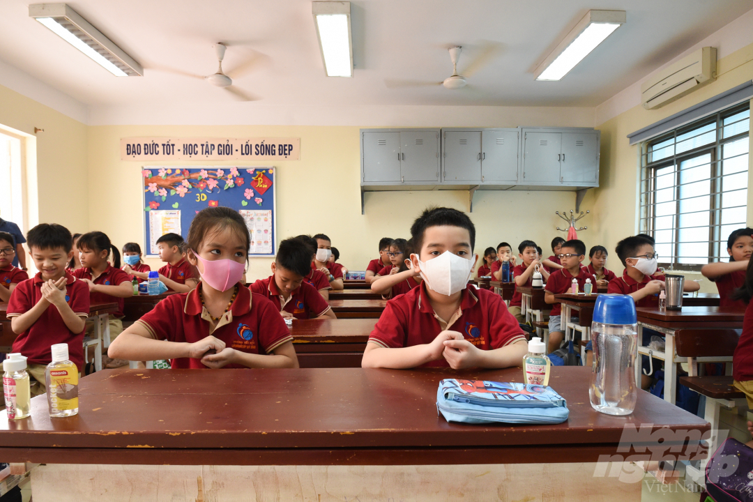 Trong ngày đầu tiên đi học, các cô giáo trường Lô-mô-nô-xốp sử dụng gel kháng khuẩn tay khô Sanaryl để hướng dẫn trẻ tự bảo vệ mình.