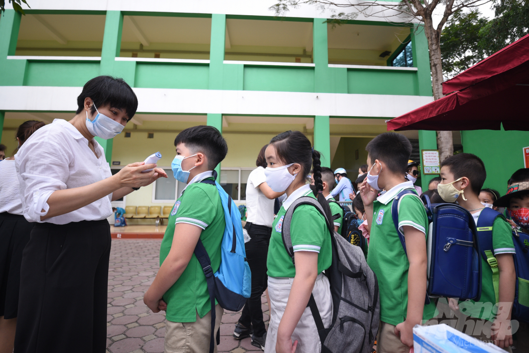 Nhiều trường tiểu học ở quận Nam Từ Liêm tổ chức đo thân nhiệt cho các học sinh trước khi vào lớp. Các trường cũng chuẩn bị sẵn khu vực cho các học sinh có biểu hiện sốt, ho để phòng trừ nguy cơ lây nhiễm.