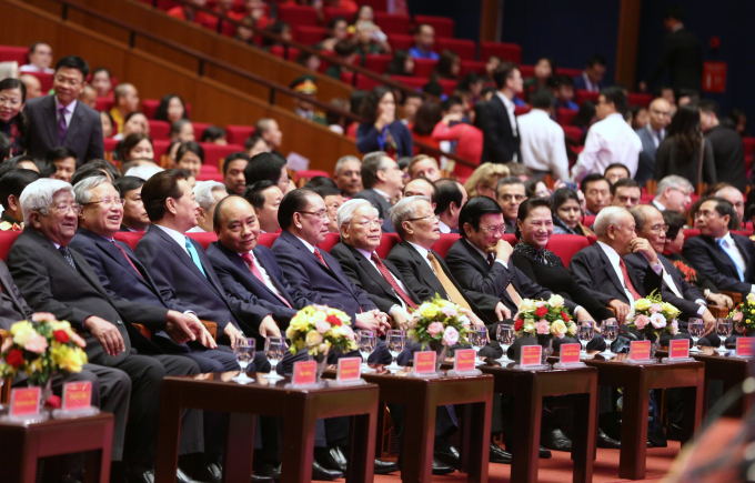 Các lãnh đạo, nguyên lãnh đạo Đảng và Nhà nước tham dự Lễ kỷ niệm 130 năm ngày sinh Chủ tịch Hồ Chí Minh. Ảnh: VGP.