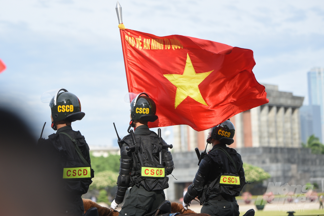 Sáng nay, lực lượng Cảnh sát cơ động Kỵ binh diễu hành trên đường Độc Lập (quận Ba Đình, Hà Nội), tại khu vực trước Tòa nhà Quốc hội và Lăng Chủ tịch Hồ Chí Minh.