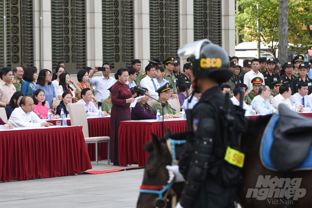 Chủ tịch Quốc hội Nguyễn Thị Kim Ngân phát biểu sau lễ diễu hành lần đầu tiên của khối Cảnh sát cơ động Kỵ binh sáng 8/6.