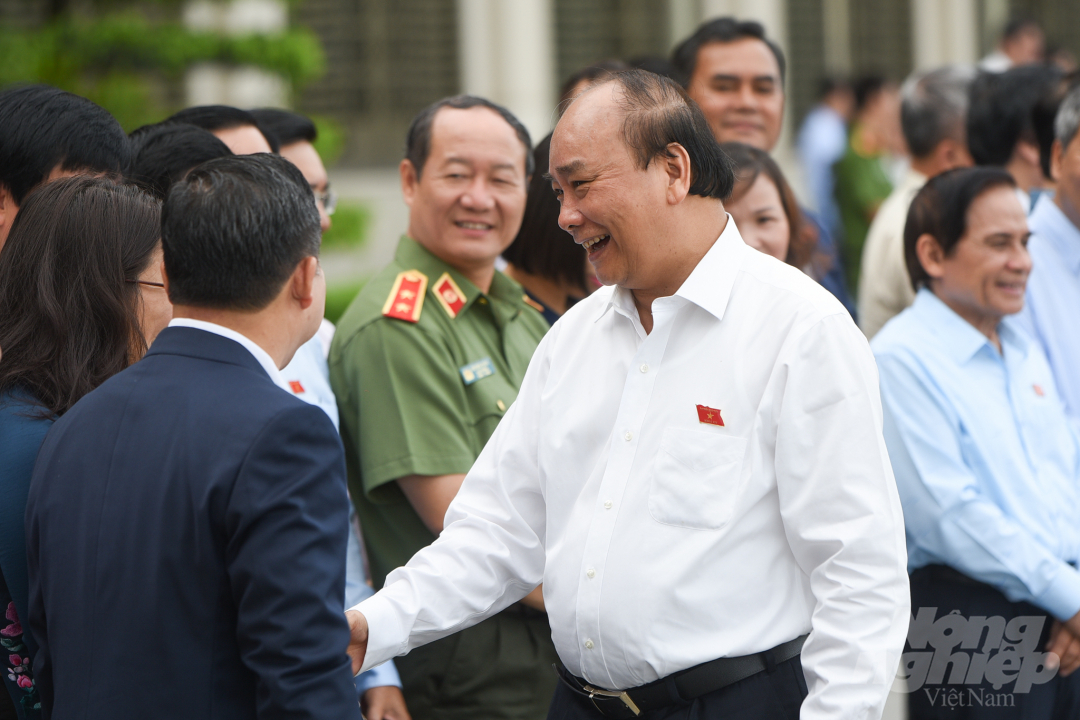 Thủ tướng Nguyễn Xuân Phúc chào các đại biểu Quốc hội trước khi diễn ra lễ diễu hành của lực lượng Cảnh sát cơ động Kỵ binh sáng 8/6.