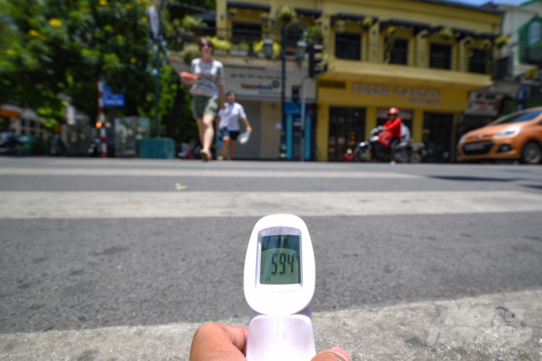 12h trưa 23/6, nhiệt độ đo được trên mặt đường Tràng Tiền, Hà Nội có lúc đạt 59,4 độ C. Nắng nóng kéo dài trong nhiều ngày qua khiến cho không khi càng trở nên ngột ngạt, oi bức, ảnh hưởng đến sinh hoạt của người dân thủ đô.