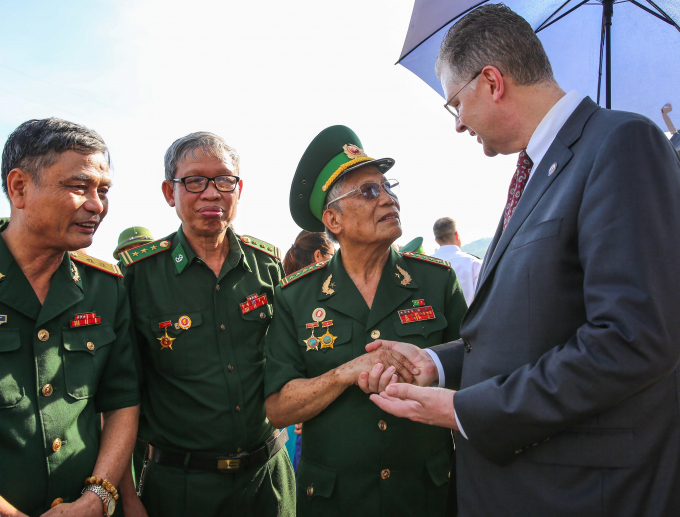 Đại sứ Daniel Kritenbrink gặp mặt các cựu chiến binh Việt Nam tại Cầu Hàm Rồng. Một số cựu chiến binh có mặt tại cuộc gặp gỡ này từng chiến đấu để bảo vệ cây cầu trong chiến tranh. Ảnh: Đại sứ quán Mỹ.