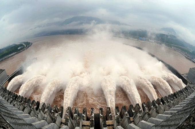 Đập Tam Hiệp (Trung Quốc) là đập trọng lực bê tông lớn nhất, cũng là một dự án kiểm soát nước lớn nhất trên toàn thế giới cho đến nay. Tổng công suất lắp đặt của nó là 22,5 triệu kWh, và công suất phát hàng năm có thể đạt hơn 100 tỉ kWh, chủ yếu được chuyển đến các tỉnh Hồ Bắc, Hà Nam, Hồ Nam, Giang Tây, Trùng Khánh, Thượng Hải, Giang Tô, Chiết Giang, An Huy và Quảng Đông.