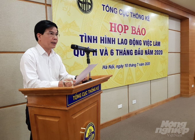 Phó Tổng cục trưởng Tổng cục Thống kê Phạm Quang Vinh phát biểu tại họp báo tình hình lao động việc làm 6 tháng đầu năm 2020. Ảnh: Tùng Đinh.