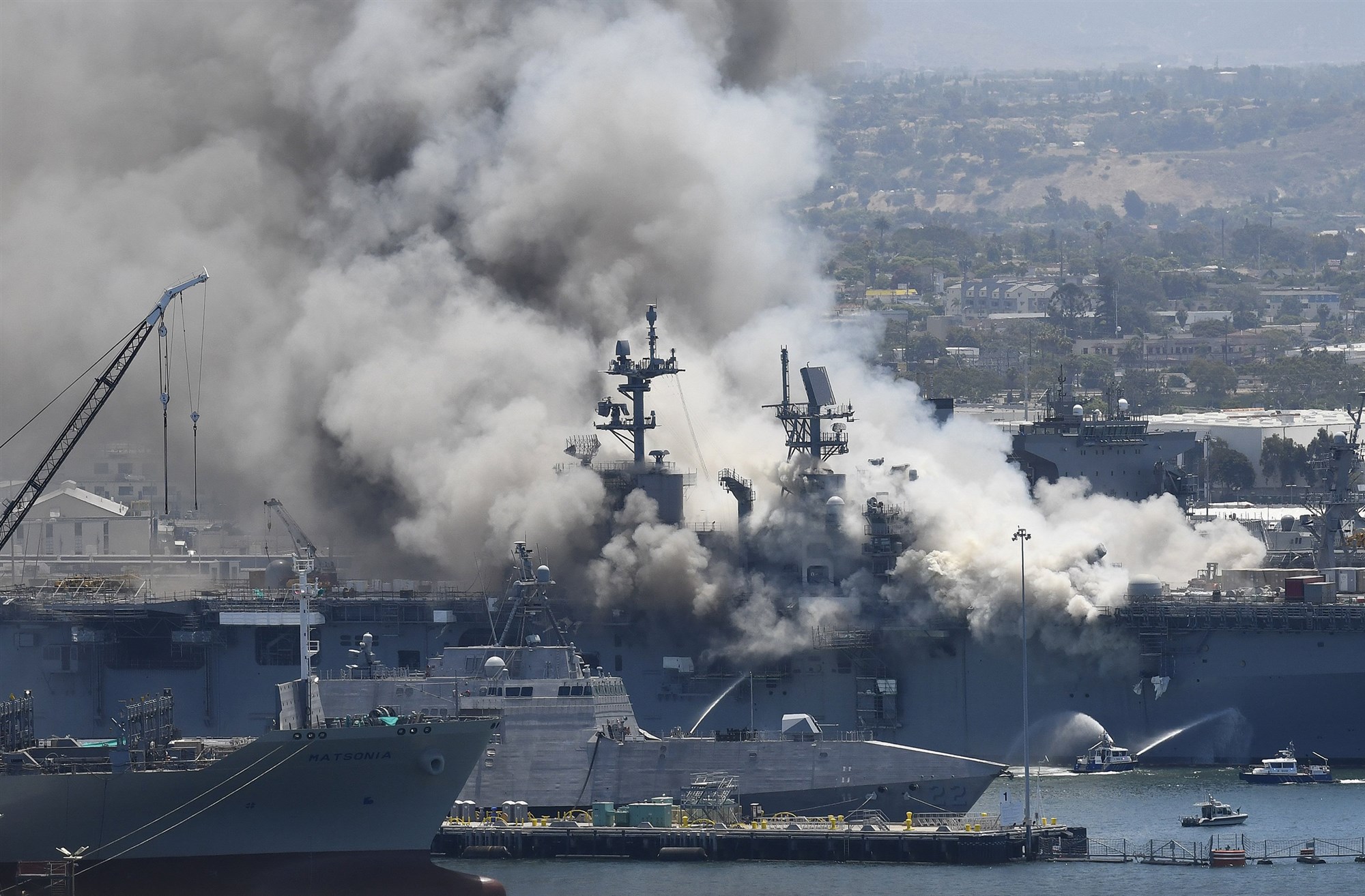 Sở cứu hỏa San Diego cho biết họ nhận được tin báo hỏa hoạn trên tàu đổ bộ USS Bonhomme Richard vào khoảng 8h30 ngày 12/7. Đám cháy còn đi kèm với một tiếng nổ lớn và sau đó là cột khói đen khổng lồ bốc lên không trung. Có 160 người trên tàu khi vụ hỏa hoạn xảy ra.