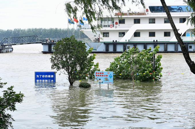 Những biển báo bị nước lũ nhấn chìm bên bờ sông Dương Tử tại thành phố Nam Kinh.