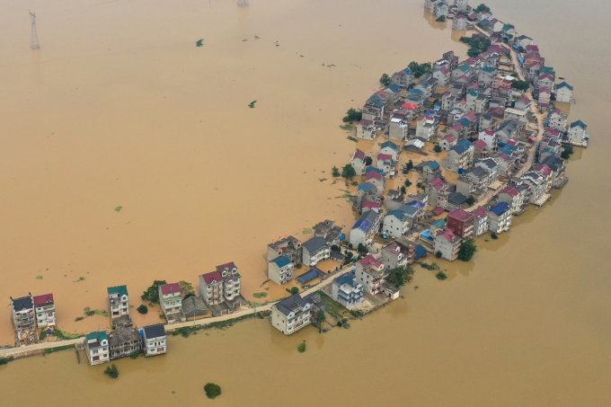 Đường phố và các tòa nhà chìm trong biển nước ở thành phố Cửu Giang, trung tâm của tỉnh Giang Tây, Trung Quốc.