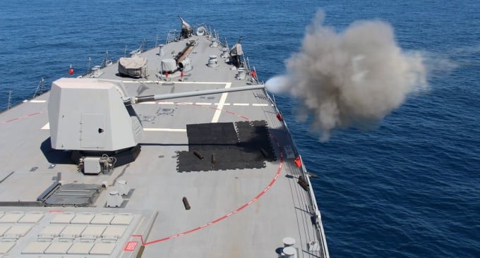 Chiến hạm USS Ralph Johnson của Mỹ bắn pháo Mk-45 Mod.4 ở mũi tàu trong cuộc tập trận năm 2018. Ảnh: US NAVY.