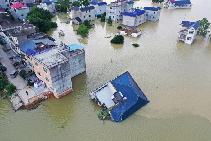 Lũ lụt nhấn chìm nhiều ngôi nhà ở Trung Quốc. Ảnh: Xinhua.