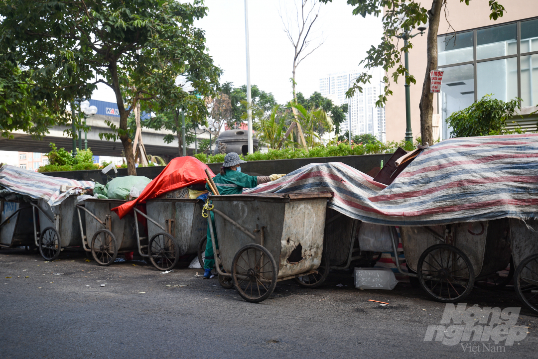 Trước tình trạng rác thải không thể vào bãi rác Nam Sơn, Sở Xây dựng Hà Nội đã nhanh chóng ban hành lệnh phân luồng rác tạm thời.