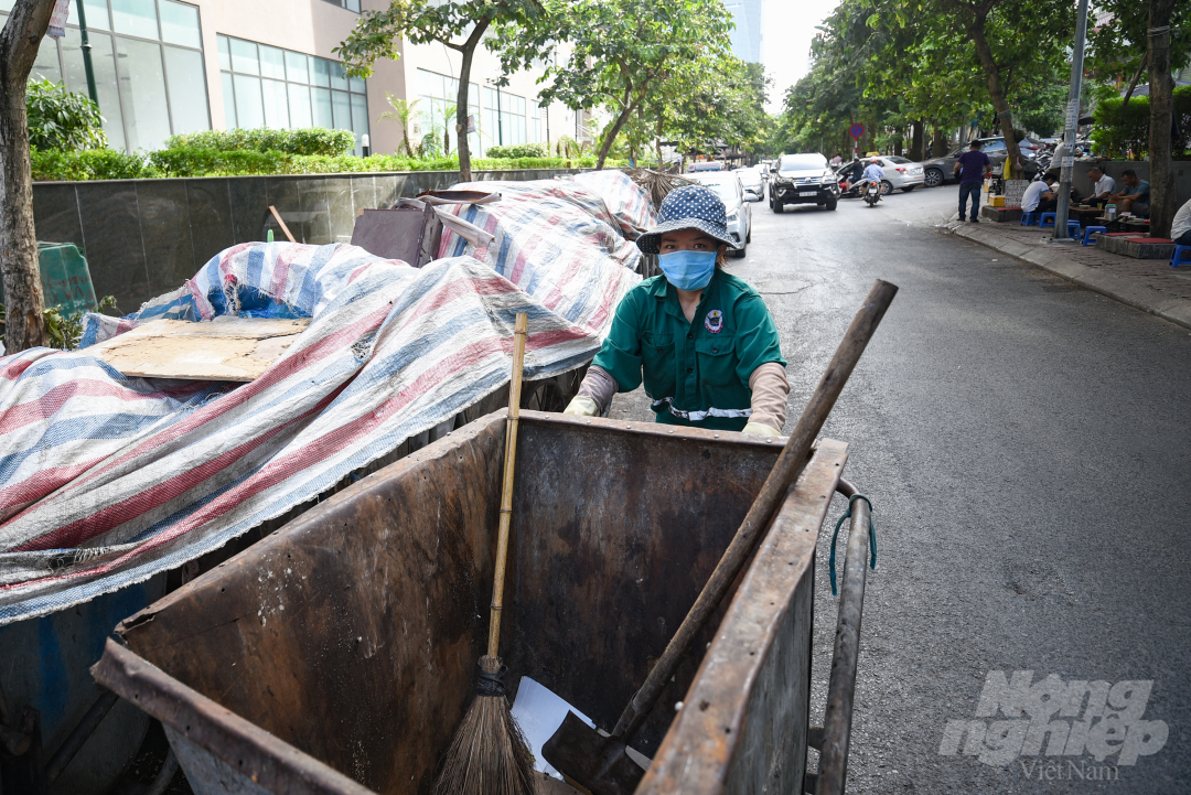 Sáng 17/7, trong buổi tiếp xúc cử tri tại quận Hoàn Kiếm, Chủ tịch TP Hà Nội Nguyễn Đức Chung cho biết trong hôm nay, sẽ cơ bản dọn sạch rác trong nội thành.