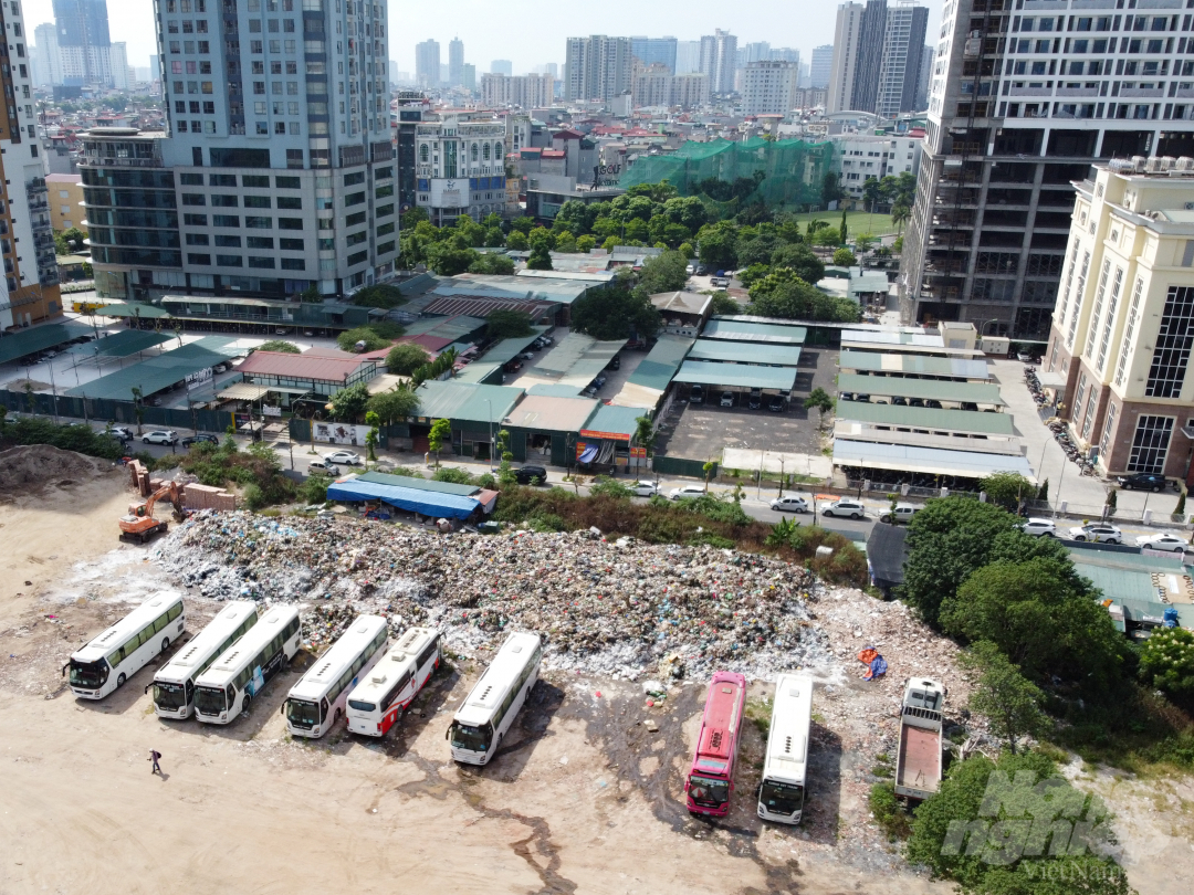 Một lượng rác lớn được tập kết tạm bên trong bãi đất trống trên đường Phạm Văn Bạch, Cầu Giấy. Đây cũng là nơi được sử dụng làm điểm tập kết rác tạm thời điểm tháng 7/2019.