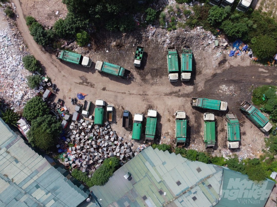 Từ 14/7 đến nay, người dân quanh khu vực bãi rác Nam Sơn chặn không cho xe chở rác vào bãi gây ra tình trạng ùn ứ rác trên nhiều tuyến phố ở nội thành, các xe rác không thể cẩu 2 chuyến mỗi ngày như bình thường.