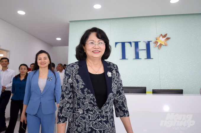 Phó Chủ tịch nước Đặng Thị Ngọc Thịnh thăm Nhà máy nước Núi Tiên của Tập đoàn TH chiều 6/8. Ảnh: Tùng Đinh.