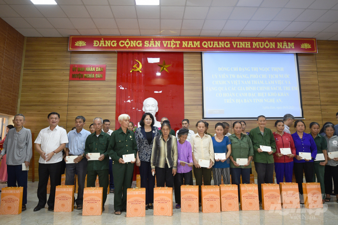 Phó Chủ tịch nước tặng quà cho các gia đình chính sách, hộ nghèo của huyện Nghĩa Đàn, tỉnh Nghệ An. Ảnh: Tùng Đinh.