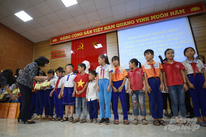 Phó Chủ tịch nước tặng quà cho các học sinh nghèo vượt khó của huyện Nghĩa Đàn. Ảnh: Tùng Đinh.