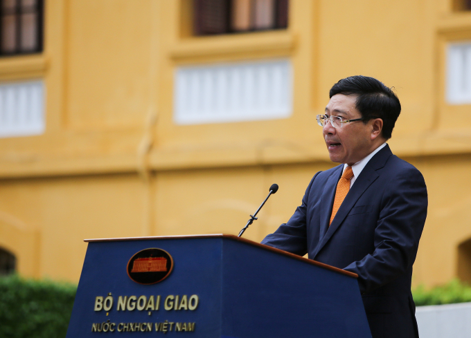 Phó Thủ tướng, Bộ trưởng Ngoại giao Phạm Bình Minh chủ trì lễ thượng cờ ASEAN 2020. Ảnh: BNG.