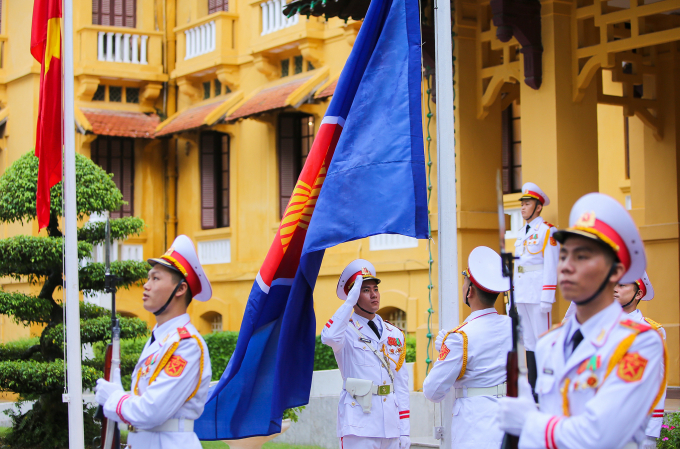 Lễ thượng cờ kỷ niệm 53 năm thành lập ASEAN sáng 7/8. Ảnh: BNG.