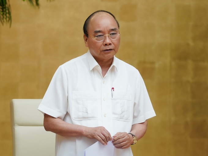 Thủ tướng Nguyễn Xuân Phúc chủ trì cuộc họp trực tuyến với các bộ, ngành và 15 địa phương về tình hình Covid-19. Ảnh: VGP.