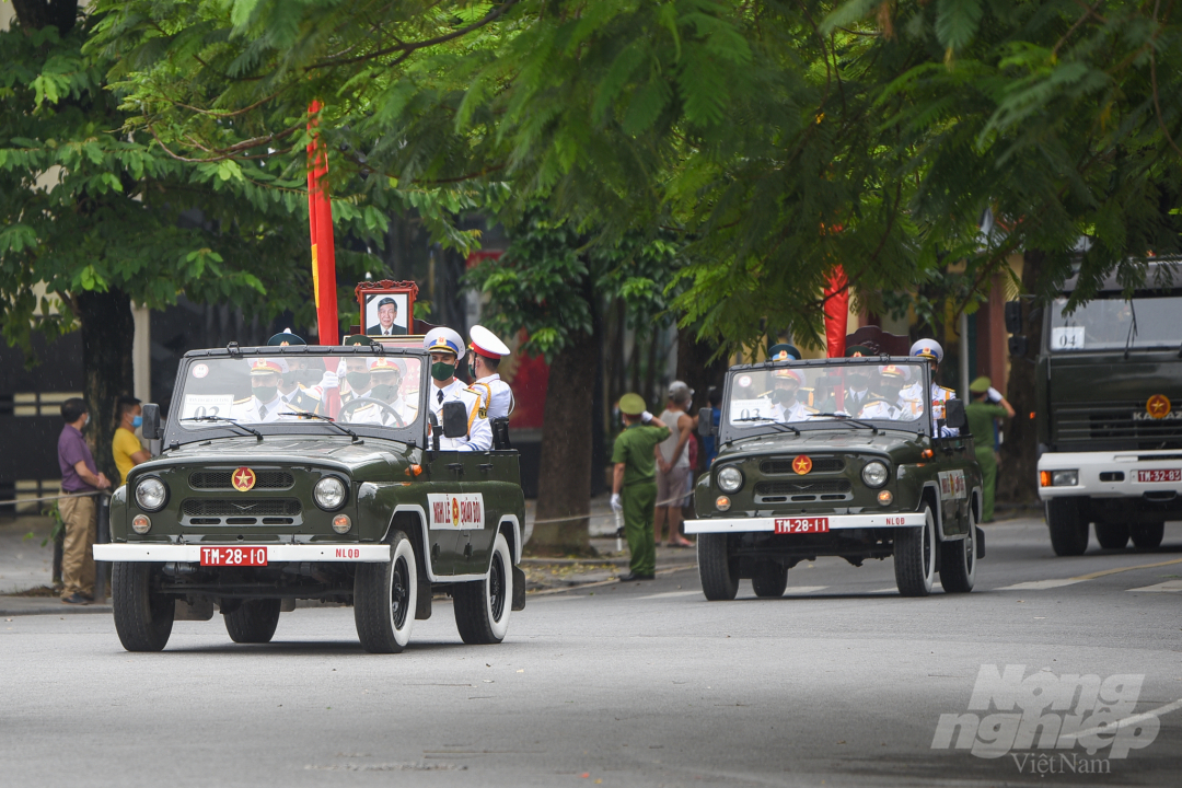 Đoàn tang lễ di chuyển từ đường Trần Thánh Tông về phía đường Tràng Tiền, ngang qua Nhà hát lớn Hà Nội.