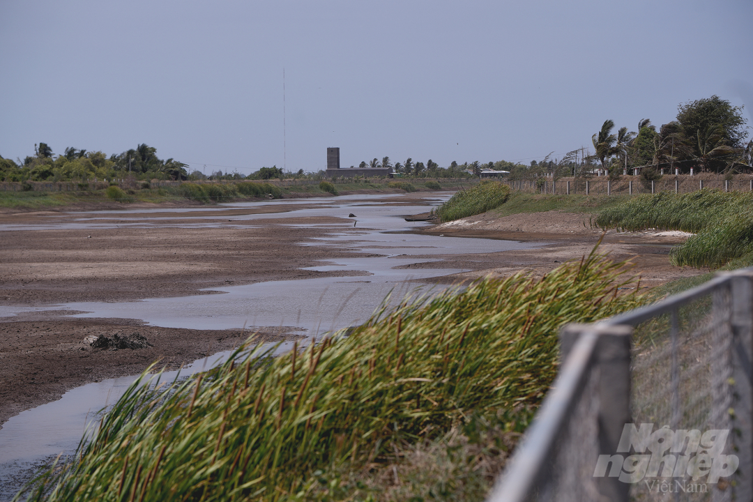 Hồ nước ngọt Ba Tri, Bến Tre cạn trơ đáy trong mùa khô 2020 là một vấn đề về an ninh nguồn nước cho ĐBSCL. Ảnh: Tùng Đinh.