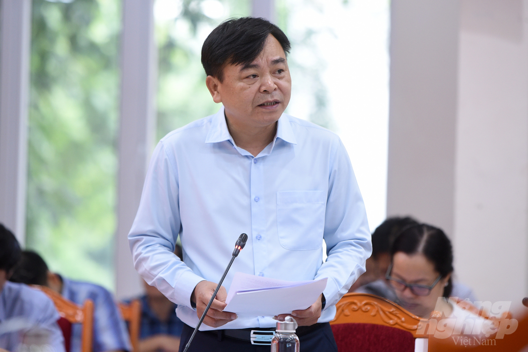 Thứ trưởng Nguyễn Hoàng Hiệp báo cáo về tình hình thực hiện các dự án đầu tư xây dựng của Bộ NN-PTNT. Ảnh: Tùng Đinh.