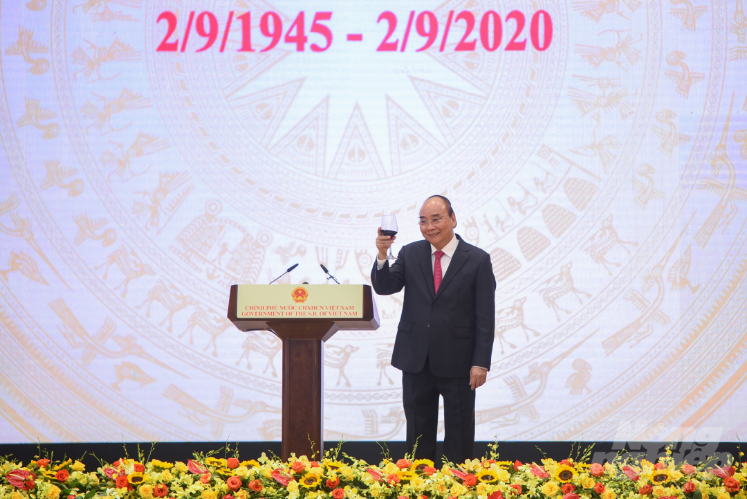 'Chúng tôi đã đạt được nhiều thành tựu quan trọng với tăng trưởng kinh tế luôn duy trì ở mức khá cao, đời sống nhân dân được cải thiện; ổn định chính trị-xã hội được giữ vững; quốc phòng-an ninh được bảo đảm; thể chế pháp luật ngày càng hoàn thiện; mở rộng quan hệ đối ngoại, chủ động hội nhập quốc tế và đóng góp tích cực, có trách nhiệm cho hòa bình, hợp tác tại khu vực và trên toàn cầu', Thủ tướng khẳng định. Sau bài diễn văn của Thủ tướng là một số phát biểu của khách mời và chương trình chiêu đãi.