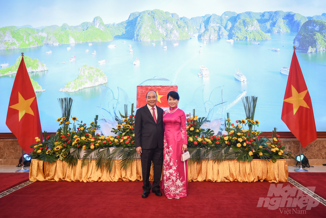 Thủ tướng Nguyễn Xuân Phúc và Phu nhân đến từ sớm và chụp ảnh lưu niệm trước giờ các quan khách từ các đoàn ngoại giao đến dự Lễ Kỷ niệm 75 năm Quốc khánh nước CHXHCN Việt Nam.