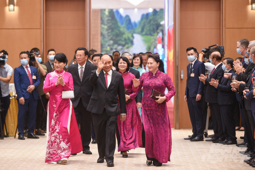 Thủ tướng cùng phu nhân và các đại biểu tiến vào phòng tổ chức Lễ Kỷ niệm 75 năm Quốc khánh nước CHXHCN Việt Nam.