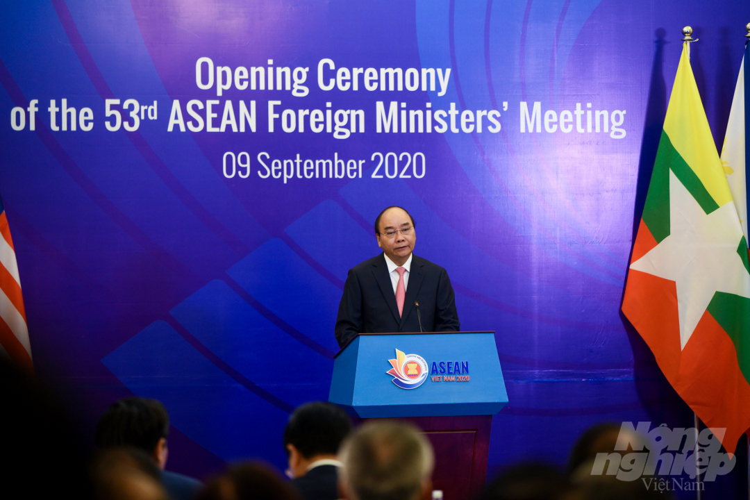 Thủ tướng Nguyễn Xuân Phúc phát biểu trong phiên khai mạc Hội nghị AMM 53 và các hội nghị liên quan. Ảnh: Tùng Đinh.