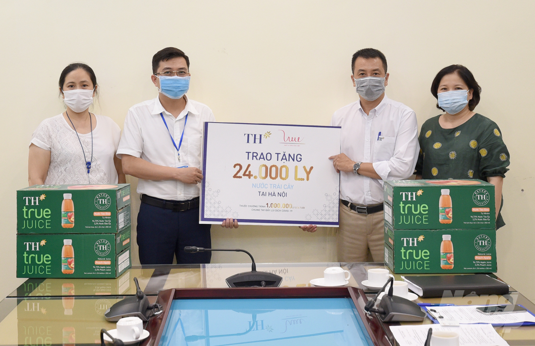 Tập đoàn TH tặng Sở Y tế Hà Nội 24.000 ly nước trái cây TH true JUICE. Ảnh: Tùng Đinh.