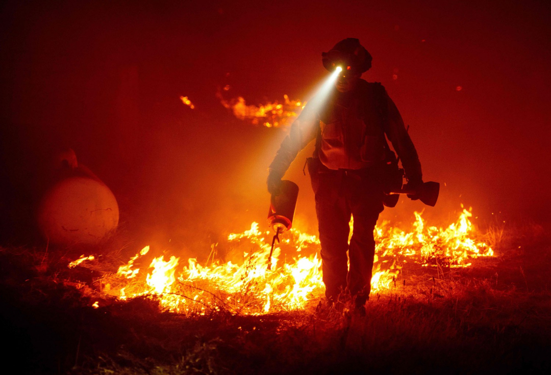 Lính cứu hỏa tạo đường biên ngăn cháy lan và dùng đốt chủ động để bảo vệ các công trình ở khu vực hạt Butte, bang California.