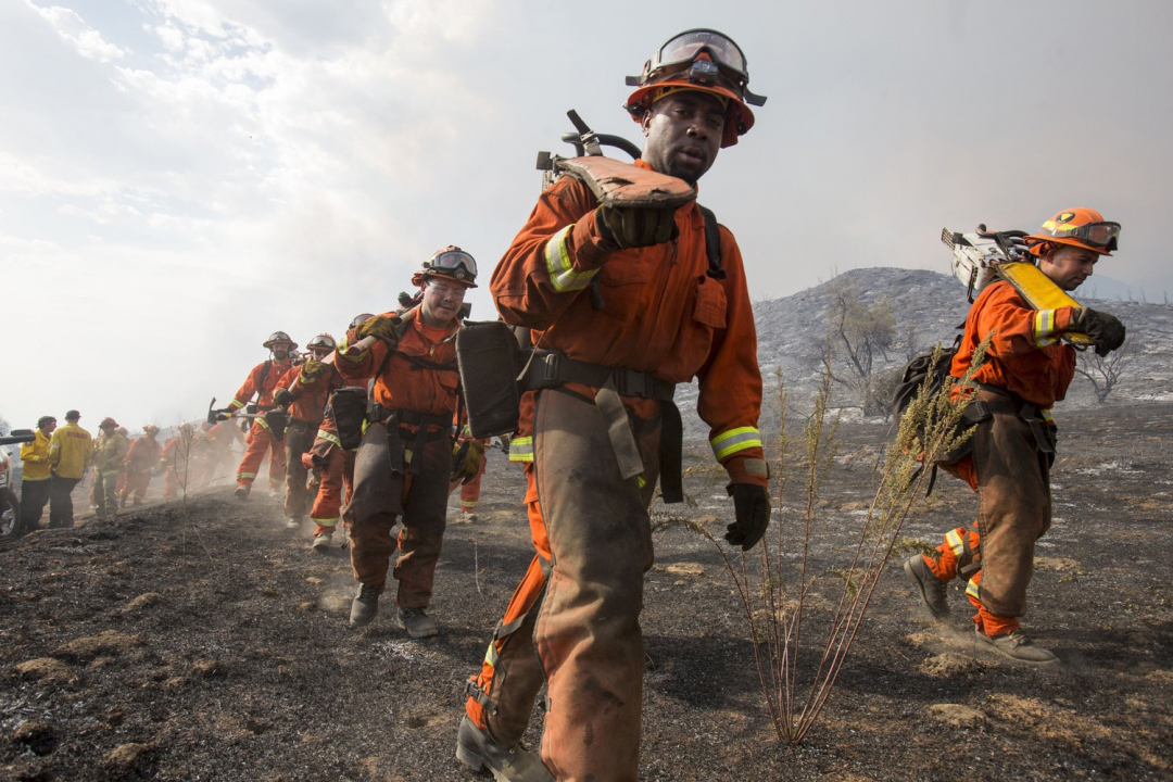 Lực lượng cứu hỏa và các thiết bị chiến đấu với cháy rừng ở Yucaipa, bang California.