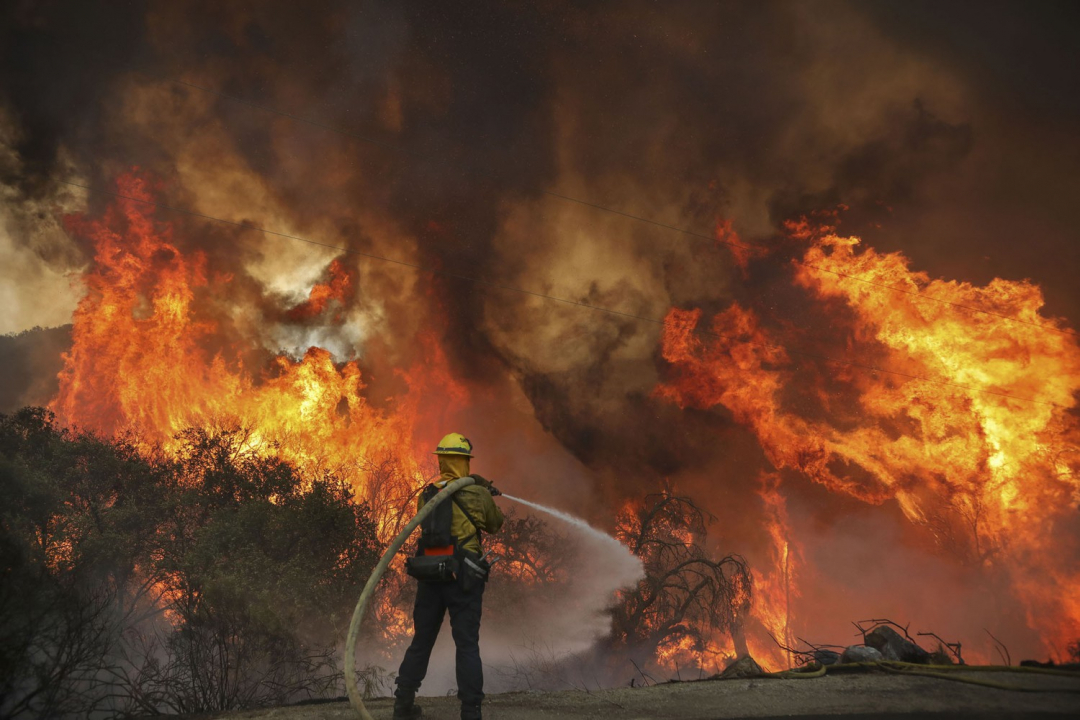 Lính cứu hỏa làm nhiệm vụ chống cháy rừng ở hạt San Miguel, bang California.