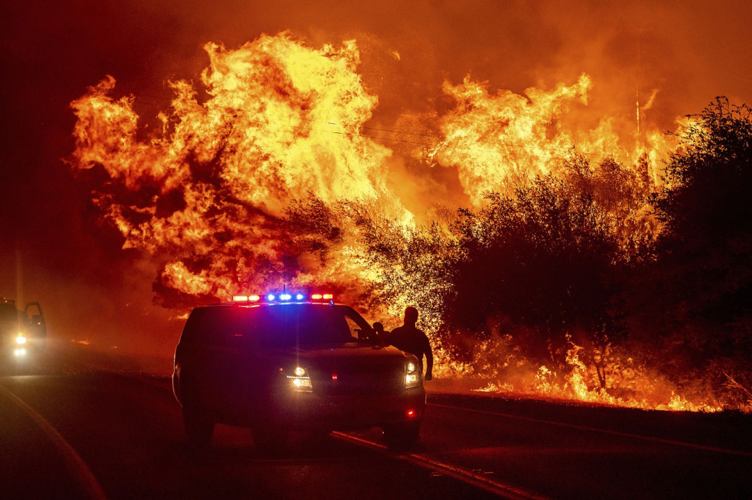Theo số liệu của Sở Cứu hỏa bang California, trong năm nay cháy rừng đã thiêu trụi hơn 800.000 ha rừng của địa phương. Trong ảnh là ngọn lửa khủng khiếp đang tràn ra đường cao tốc số 162 ở Oroville, California.