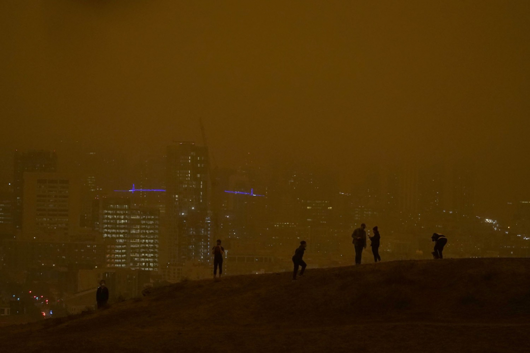 Bầu trời mù mịt trong khói bụi của thành phố San Francisco khi nhìn từ đồi Kite.