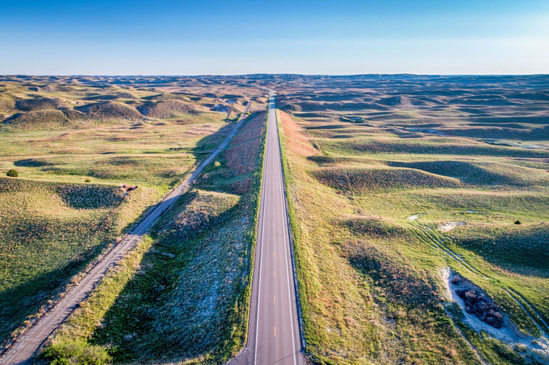 Với địa hình bằng phẳng, Nebraska rất thích hợp để trồng những cánh đồng cỏ, ngô khổng lồ phục vụ cho chăn nuôi đại gia súc. Trong ảnh là đường cao tốc số 84 chạy xuyên qua vùng bình nguyên rộng lớn ở Sandhills gần Thedford.