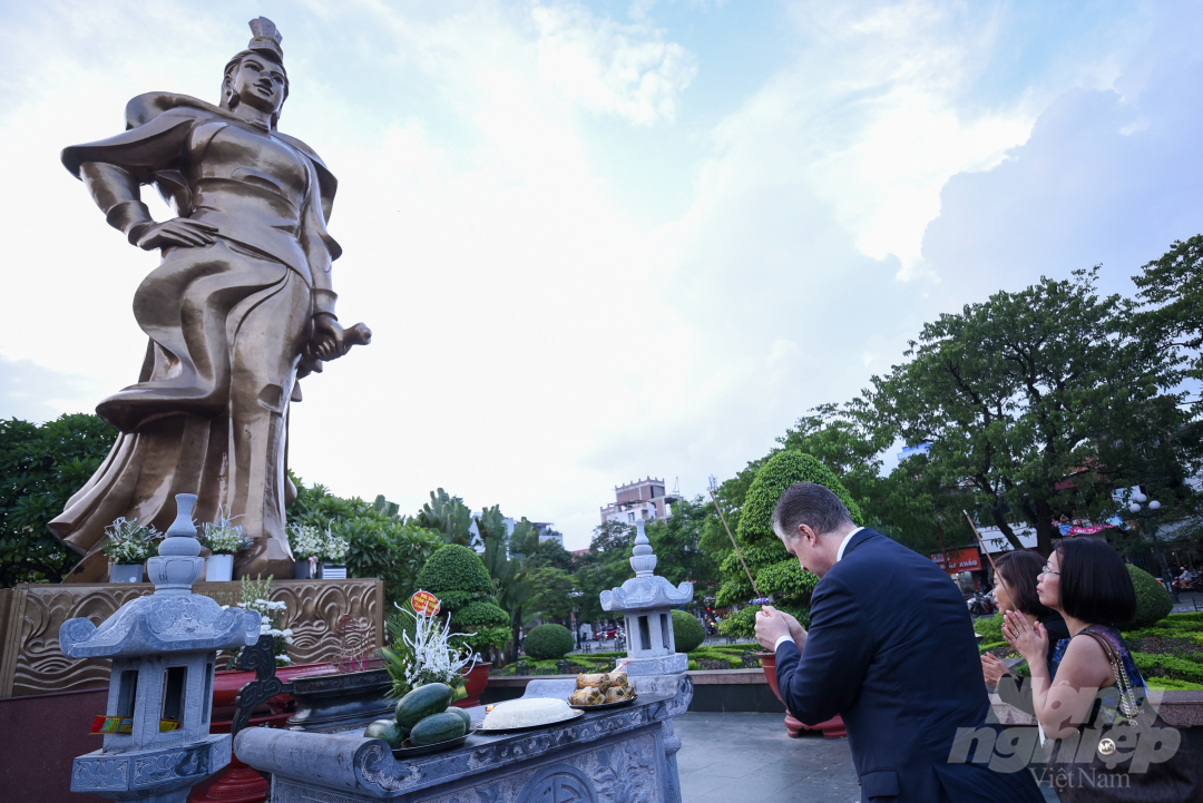Cũng trong chiều 28/9, Đại sứ Daniel Kritenbrink đã đến dâng hương tượng Nữ tướng Lê Chân và thăm di tích Đền Nghè của thành phố Hải Phòng.