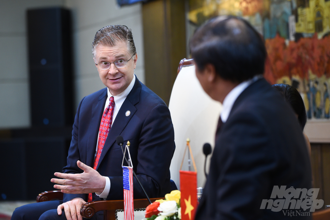 Đại sứ Mỹ Daniel Kritenbrink trao đổi về cơ hội hợp tác với Hải Phòng cùng Bí thư Thành ủy Lê Văn Thành. Ảnh: Tùng Đinh.