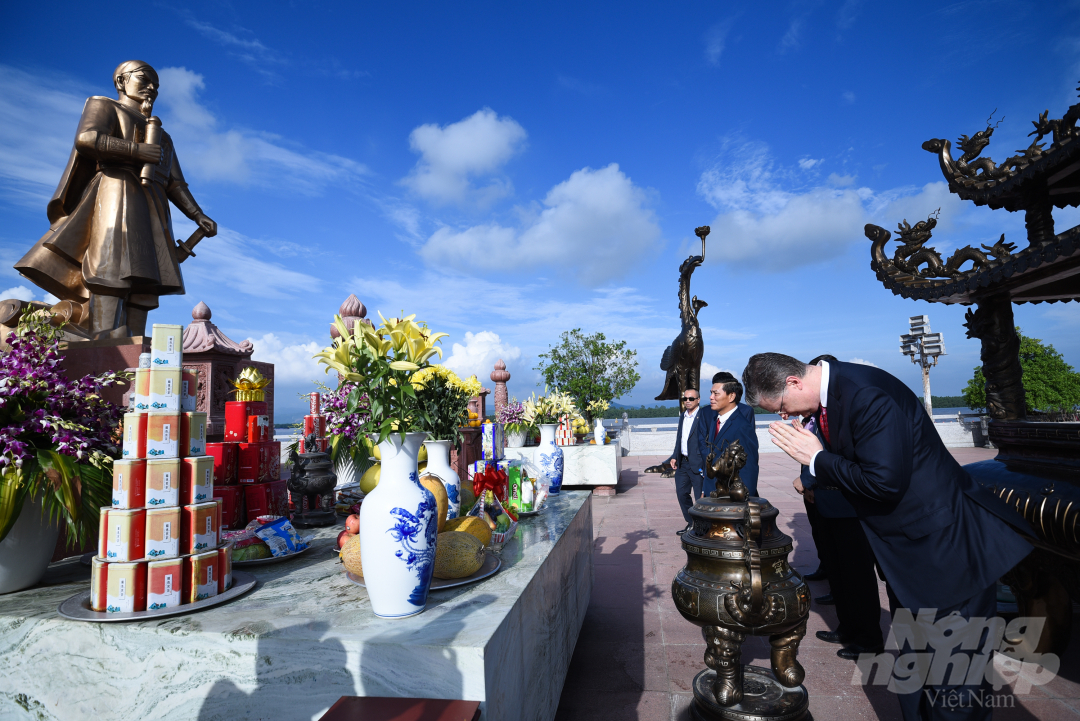 Chiều 28/9, Chủ tịch UBND Thành phố Hải Phòng Nguyễn Văn Tùng và Đại sứ Mỹ Daniel Kritenbrink cùng nhau thăm và dâng hương tưởng niệm tại khu di tích lịch sử Bạch Đằng Giang.