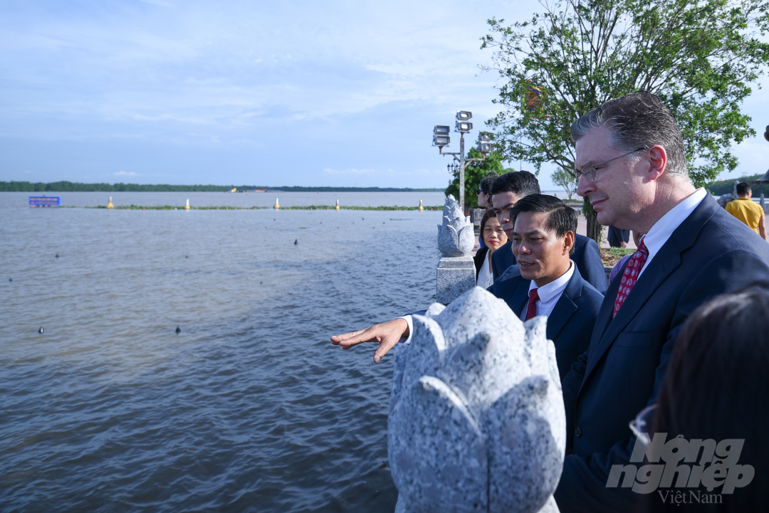 Chủ tịch UBND Thành phố Nguyễn Văn Tùng giới thiệu với Đại sứ Daniel Kritenbrink về bãi cọc nằm phía ngoài của khu di tích.