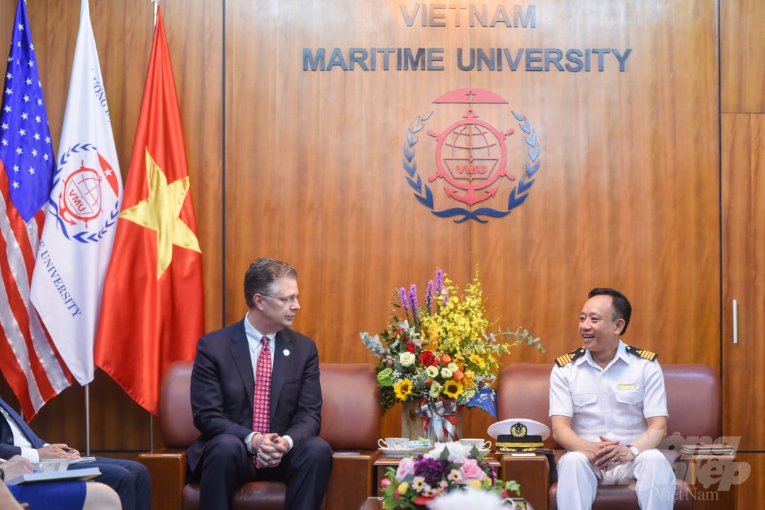 Chiều 28/9, Đại sứ Mỹ Daniel J. Kritenbrink đã đến thăm Đại học Hàng hải tại thành phố Hải Phòng và có cuộc làm việc với PGS.TS. Phạm Xuân Dương, Hiệu trưởng nhà trường.