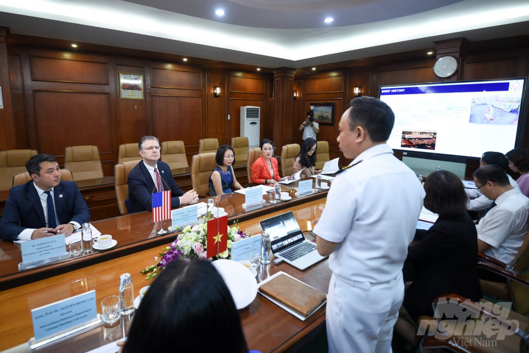 Hiệu trưởng Phạm Xuân Dương giới thiệu một số thông tin khái quát về Trường Đại học Hàng hải Việt Nam và các chương trình hợp tác giữa trường và các đối tác Mỹ với Đại sứ Daniel J. Kritenbrink.