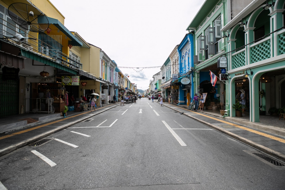 Đường phố Phuket vắng vẻ vào thời điểm tháng 9/2020. Trước đó, chính quyền Thái Lan đã tuyên bố phong tỏa thành phố biển du lịch này trong nỗ lực nhằm ngăn chặn sự lây lan của Covid-19 trong cộng đồng.