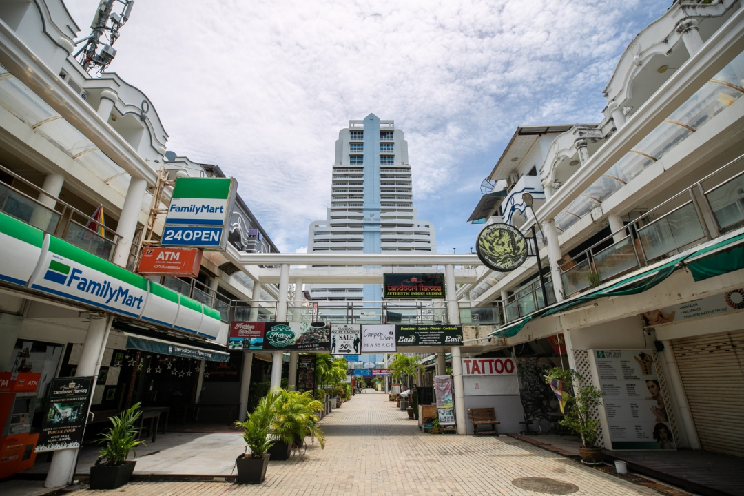 Trong năm 2019, hòn đảo này đã đón tới hơn 9 triệu du khách đến thăm, trở thành điểm đến hấp dẫn thứ hai của Thái Lan sau thủ đô Bangkok. Tuy nhiên, mọi chuyện đã thay đổi trong năm 2020 vì Covid-19, ngành du lịch địa phương đang phải quay cuồng trước ảnh hưởng của đại dịch, SCMP nhận định. Trong ảnh là con đường mua sắm nổi tiếng của Phuket, giờ gần như không một bóng người.